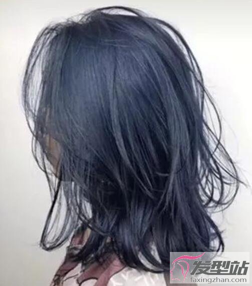 女生霧霾藍色染發(fā)發(fā)型