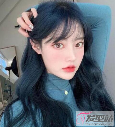 女生霧霾藍色染發(fā)發(fā)型