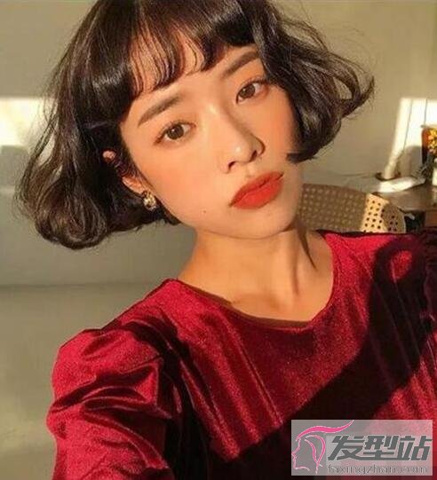 女生齊嘴短發(fā)發(fā)型