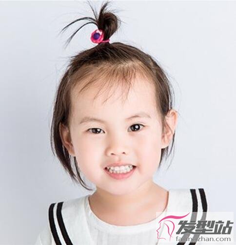圓臉小女孩扎發(fā)發(fā)型