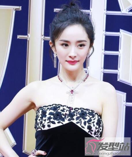 女生空氣墜扎發(fā)發(fā)型