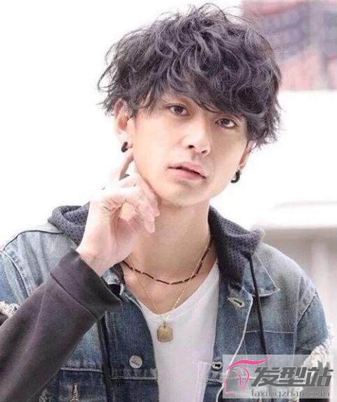男生日系紋理燙發(fā)型