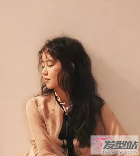 女生海藻卷發(fā)型