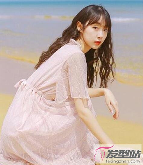女生海藻卷發(fā)型