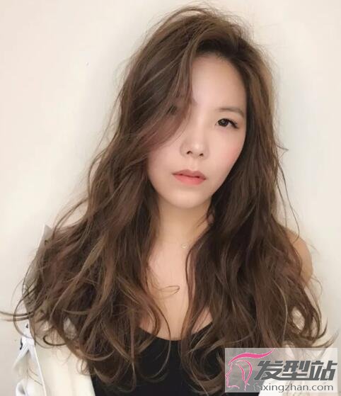 女生紋理燙長發(fā)發(fā)型