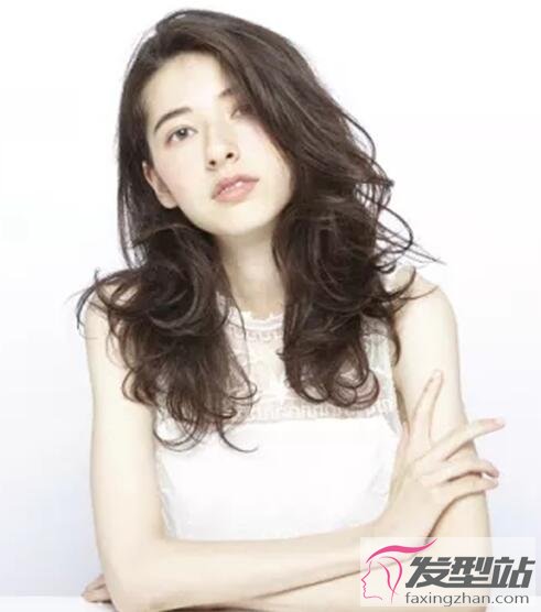 女生紋理燙長發(fā)發(fā)型