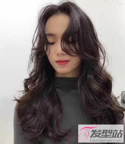 女生紋理燙長發(fā)發(fā)型