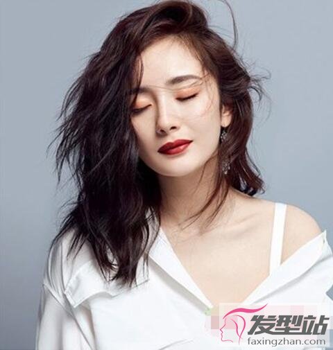 女生過肩卷發(fā)發(fā)型