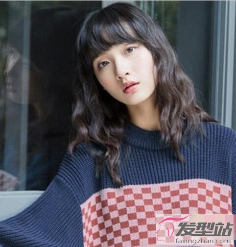 女生過肩卷發(fā)發(fā)型
