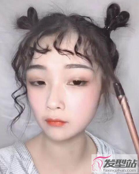 女生愛(ài)心扎發(fā)發(fā)型