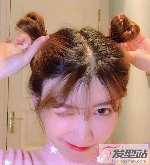 女生愛(ài)心扎發(fā)發(fā)型