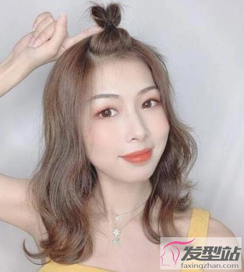 女生愛(ài)心扎發(fā)發(fā)型