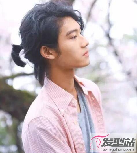 男生扎辮子發(fā)型