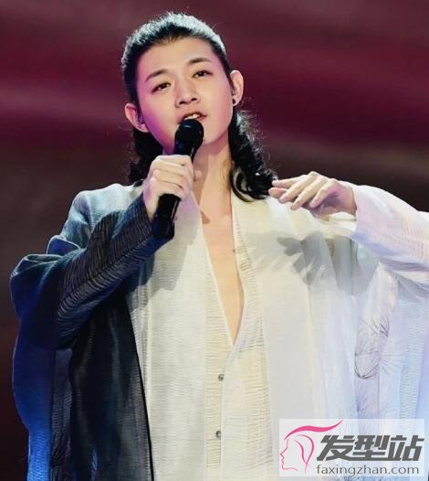 男生扎辮子發(fā)型