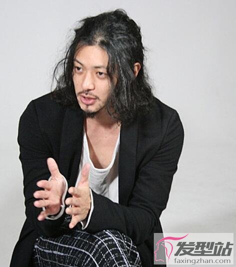 男生扎辮子發(fā)型