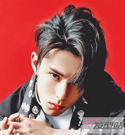 男生內(nèi)扣劉海發(fā)型
