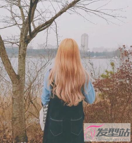 女生編織燙發(fā)型