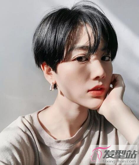 女生帥氣中性短發(fā)