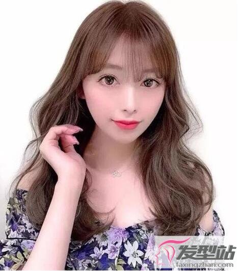 女生上直下卷發(fā)型