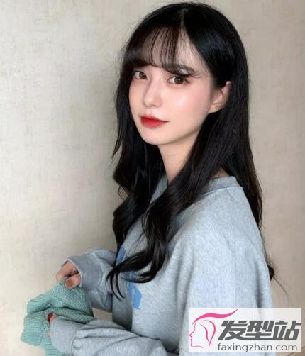 女生上直下卷發(fā)型