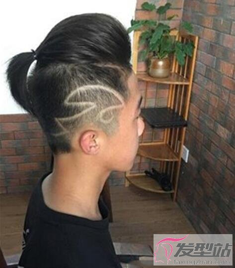 男生扎辮子發(fā)型