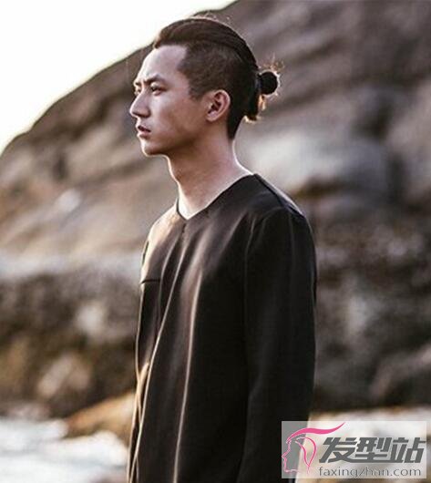 男生扎辮子發(fā)型