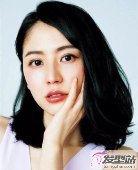 女生黑色齊肩發(fā)型