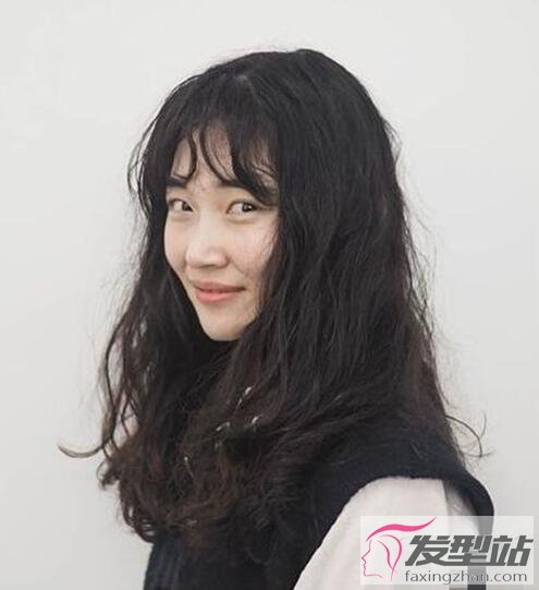 女生層次感卷發(fā)發(fā)型