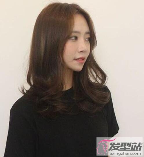 女生層次感卷發(fā)發(fā)型