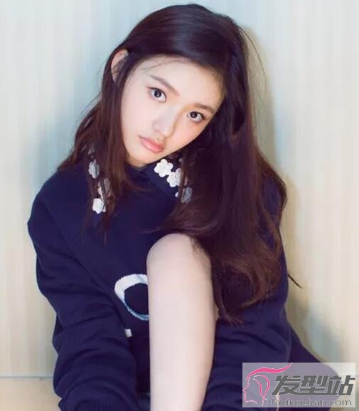 女生層次感卷發(fā)發(fā)型