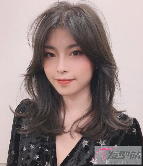 女生層次感卷發(fā)發(fā)型