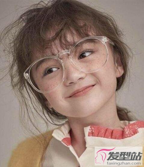 小女孩戴眼鏡發(fā)型
