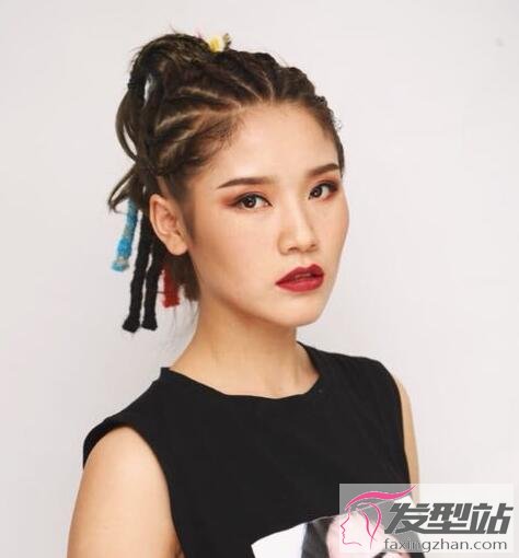女生臟辮扎發(fā)發(fā)型
