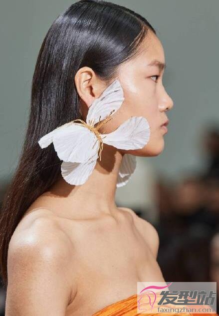 女生鳶尾花耳墜發(fā)型