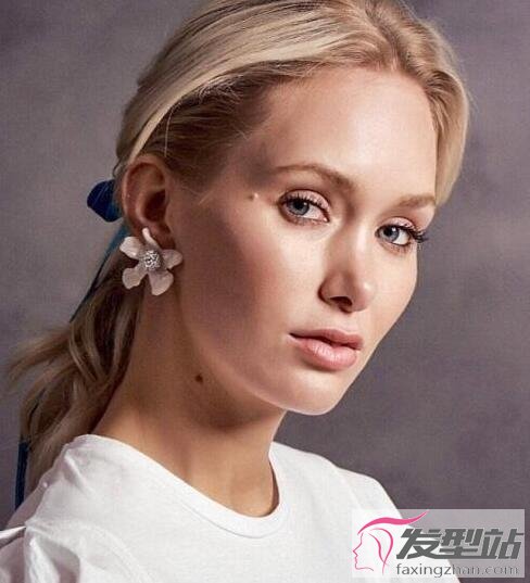 女生鳶尾花耳墜發(fā)型