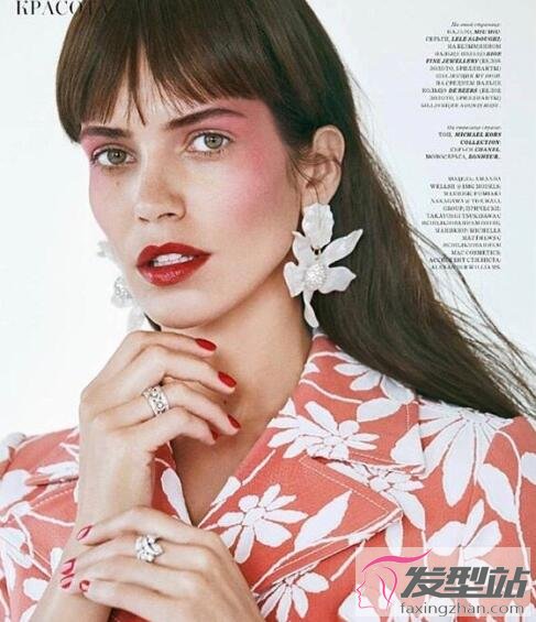 女生鳶尾花耳墜發(fā)型