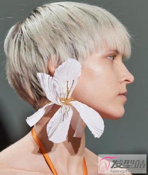 女生鳶尾花耳墜發(fā)型
