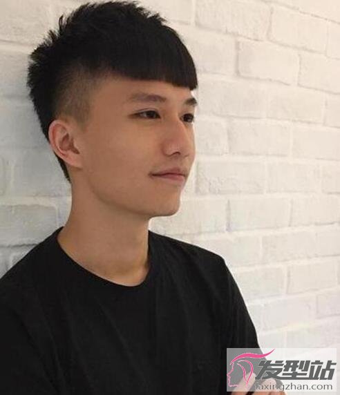 男生齊劉海兩邊剃發(fā)型