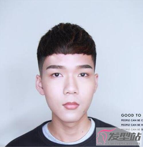 男生齊劉海兩邊剃發(fā)型
