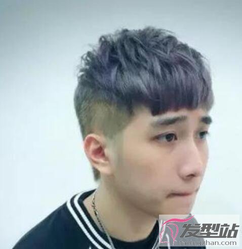 男生齊劉海兩邊剃發(fā)型