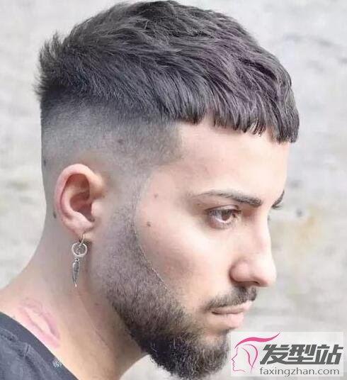 男生齊劉海兩邊剃發(fā)型