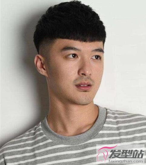 男生齊劉海兩邊剃發(fā)型