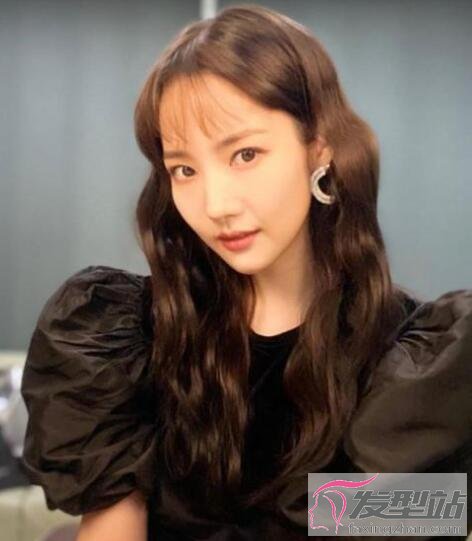 女生人魚卷發(fā)發(fā)型