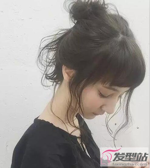 女生霧黑色染發(fā)發(fā)型
