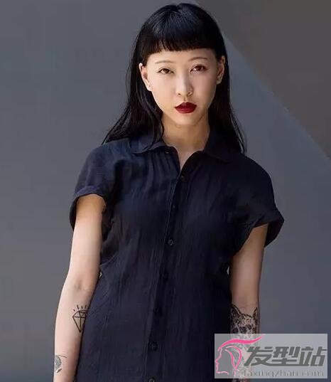 女生霧黑色染發(fā)發(fā)型