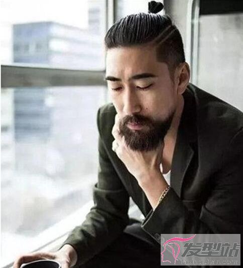 臉男生扎辮子發(fā)型