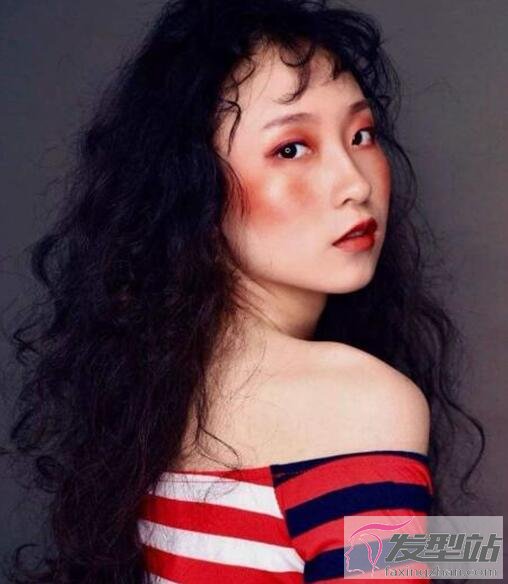 女生滿頭燙發(fā)型
