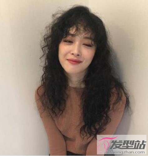 女生滿頭燙發(fā)型