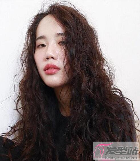女生滿頭燙發(fā)型
