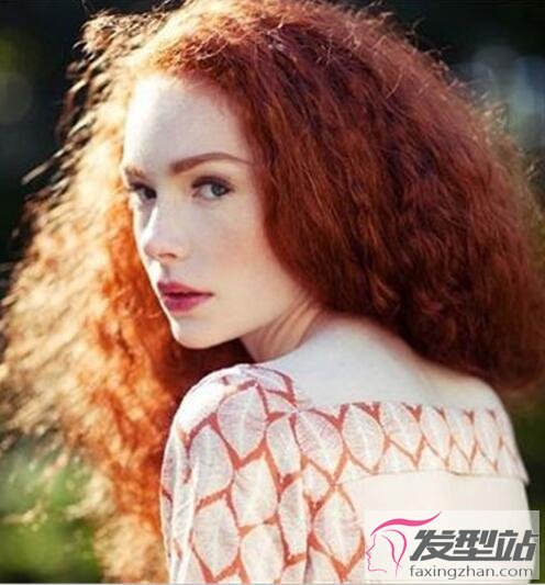 女生滿頭燙發(fā)型